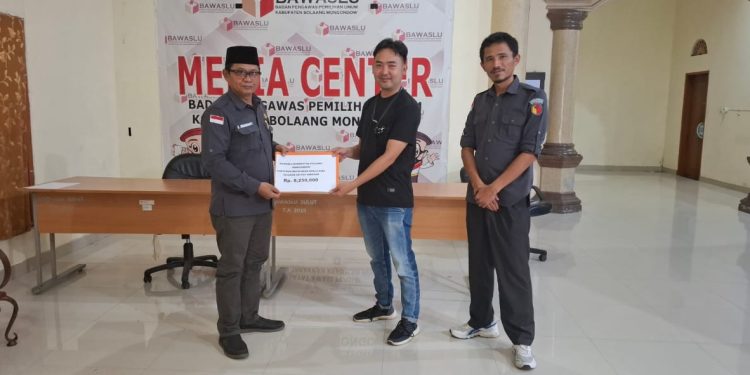 Ketua Bawaslu Bolmong Serahkan Santunan Kecelakaan Kerja Ad Hoc