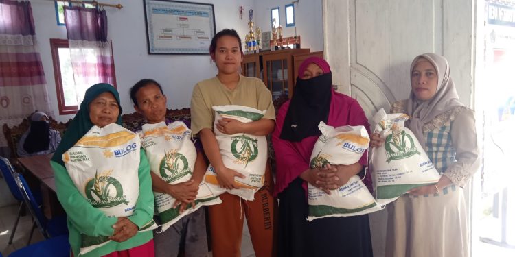 50 KPM Desa Liberia Terima Bantuan Pangan Beras Tahap VI