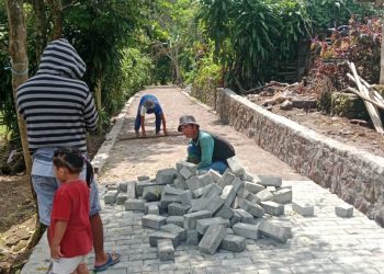 Mantap! Pemdes Candi Rejo Libatkan Masyarakat Setempat Bangun Jalan Paving Block di Dusun I