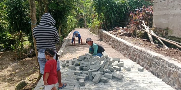 Mantap! Pemdes Candi Rejo Libatkan Masyarakat Setempat Bangun Jalan Paving Block di Dusun I