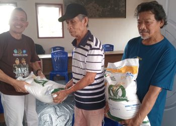 Pemdes Purworejo Timur Salurkan Bantuan Pangan Beras Tahap VII