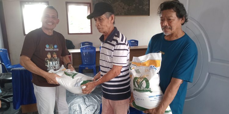 Pemdes Purworejo Timur Salurkan Bantuan Pangan Beras Tahap VII