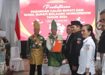 Yusra-Donny Dikawal Ribuan Pendukung Daftar di KPU Bolmong