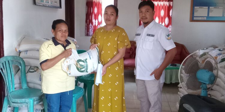Pemdes Modayag III Salurkan Bantuan Pangan Beras Tahap VII