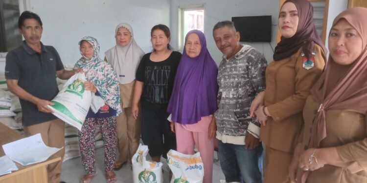 Pemdes Modayag Salurkan Bantuan Pangan Beras Tahap VIII