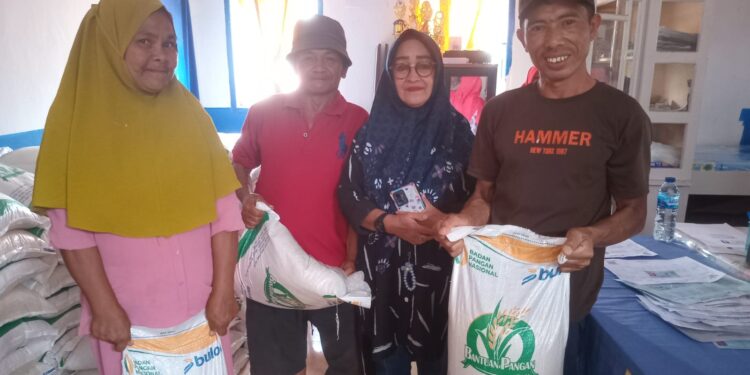 Pemdes Modayag II Salurkan Bantuan Pangan Beras Tahap VIII