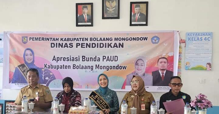Kadis Pendidikan Bolmong dampingi drg. Firlia Mologinta-Mokoagow di Acara Apresiasi Bunda PAUD