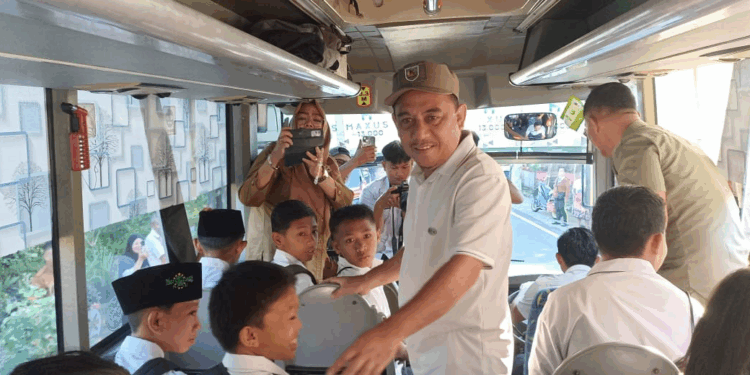 Siswa di Bolmong Gunakan Ulang Bus Sekolah