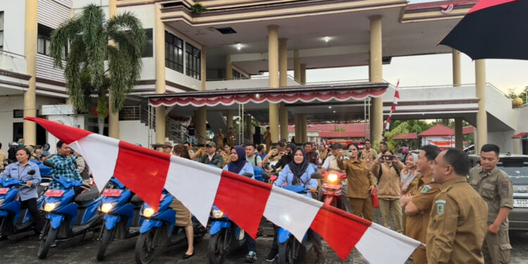 YusraDon Serahkan Kendis Milik Penyuluh