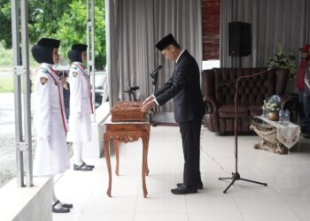 Bupati Bolsel Pimpin Upacara Pemindahan Duplikat Bendera Merah Putih
