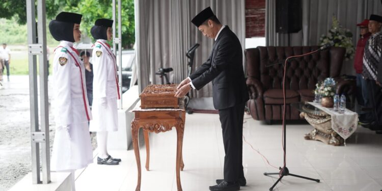 Bupati Bolsel Pimpin Upacara Pemindahan Duplikat Bendera Merah Putih