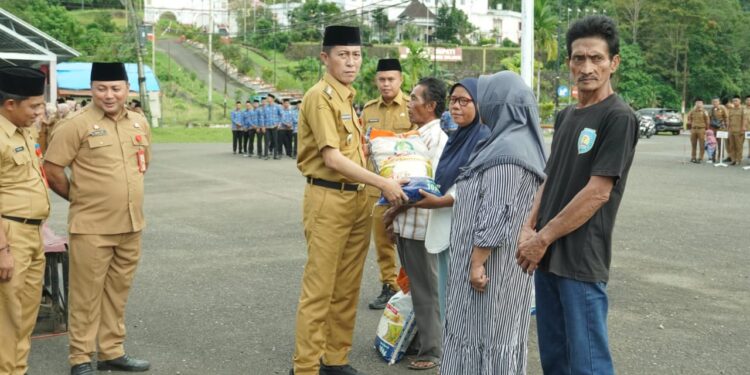 Tekan Inflasi, Pemkab Bolsel Salurkan Bantuan Cadangan Pangan