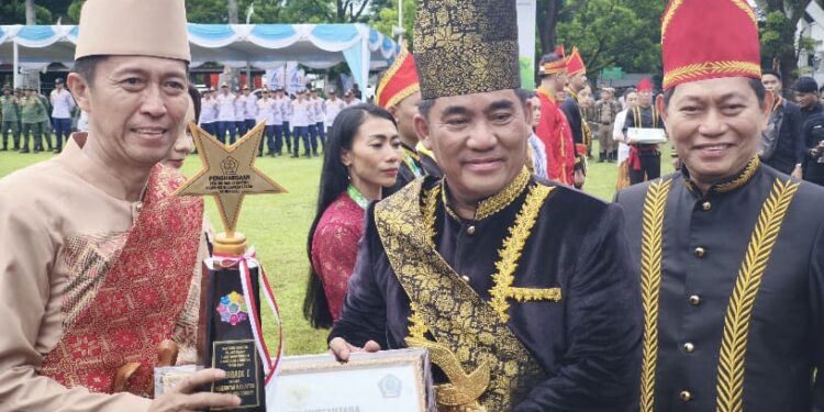 Sukes Tekan Angka Stunting di Daerah: Bupati Iskandar Terima Penghargaan dari Gubernur Sulut