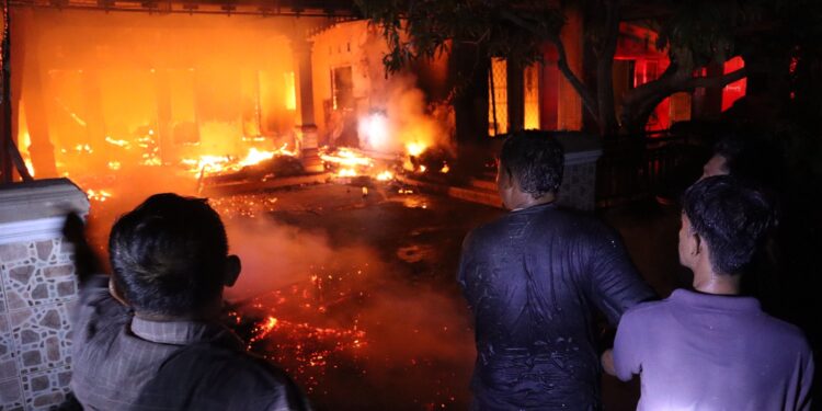 Bupati Iskandar Turun ke Lokasi Kebakaran Rumah: Beri Dukungan Moral Terhadap Korban dan Pantau Proses Pemadaman