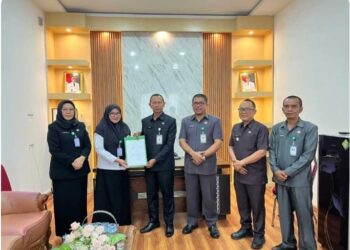 Terima SK Lurah, Camat Kotamobagu Barat Beri Selamat