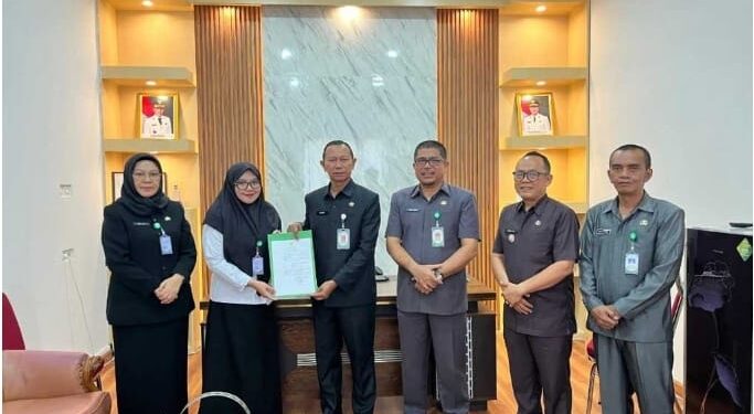 Terima SK Lurah, Camat Kotamobagu Barat Beri Selamat