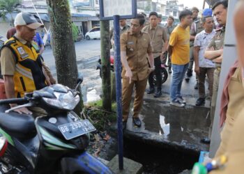 Tindaklanjuti Laporan Warga, Wali Kota Kotamobagu Tinjau Penyebab Genangan Air Disepanjang Jalan Kartini
