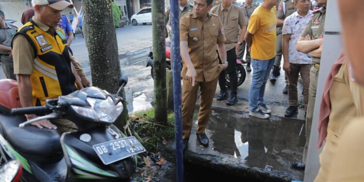Tindaklanjuti Laporan Warga, Wali Kota Kotamobagu Tinjau Penyebab Genangan Air Disepanjang Jalan Kartini