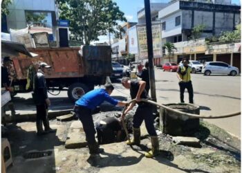 Sesuai Arahan Walikota, Pemkot Kotamobagu Bersihkan Drainase di Jalan Kartini
