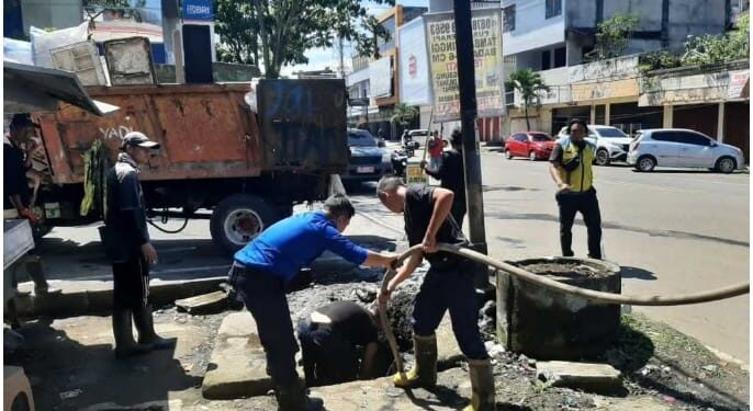 Sesuai Arahan Walikota, Pemkot Kotamobagu Bersihkan Drainase di Jalan Kartini