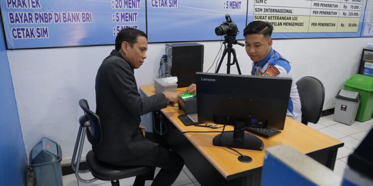 Jadi Teladan Tertib Berlalu Lintas, Wali Kota Kotamobagu dan Forkopimda Urus SIM