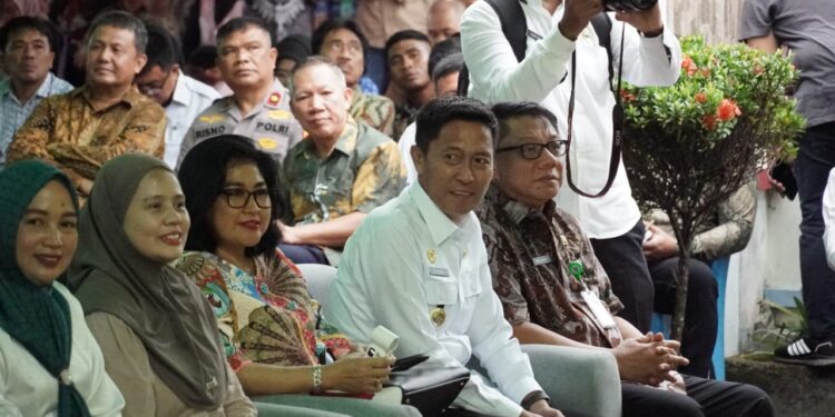 Menjaga Kerukunan dan Sinergi Antar Daerah, Bupati Iskandar Hadiri Perayaan Natal 2025 di Pemkab Bolmong