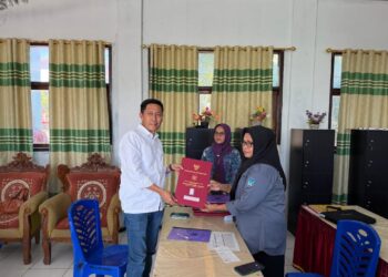 Bupati Iskandar Ambil Rapor Anak di Sekolah, Dorong Peran Penting Ayah Dalam Pendidikan