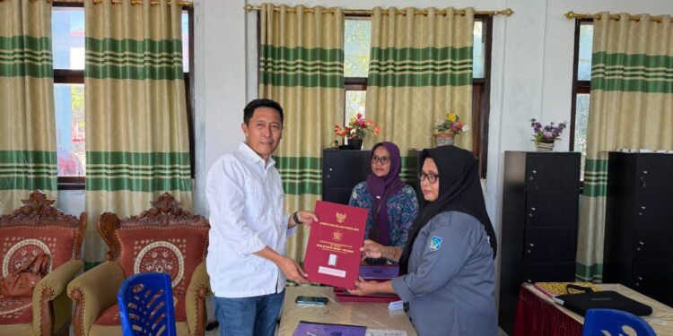 Bupati Iskandar Ambil Rapor Anak di Sekolah, Dorong Peran Penting Ayah Dalam Pendidikan