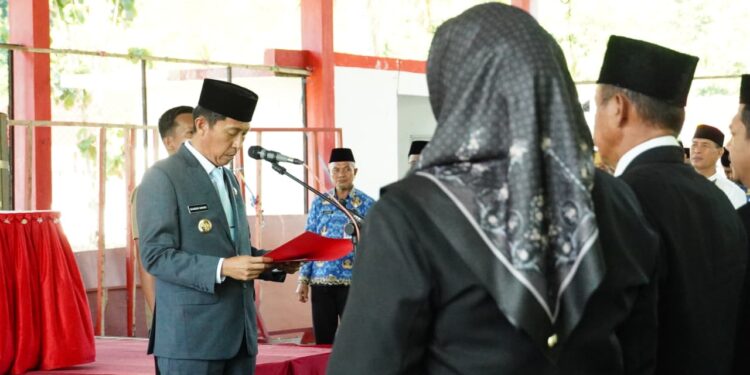 Bupati Iskandar Lantik Sejumlah Pejabat Bolsel