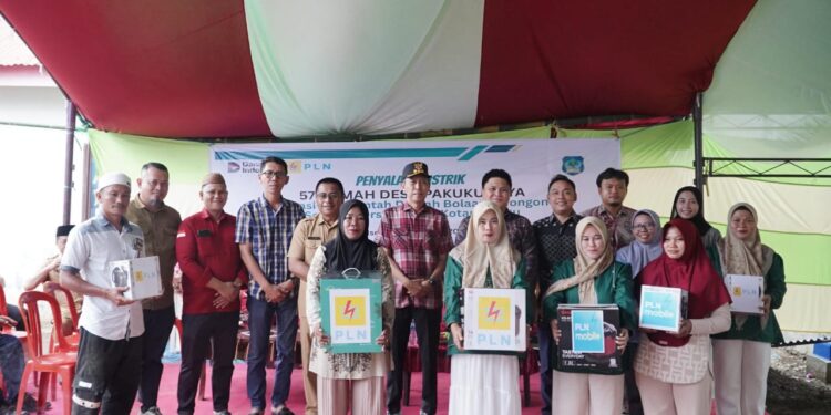 Bupati Bolsel Resmikan Sambungan Listriik Untuk 57 Unit Rumah di Desa Pakuku Jaya 