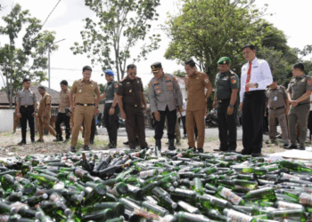 Walikota Weny Gaib Hadiri Kegiatan Pemusnahan Barang Bukti Minuman Beralkohol di Kejari Kotamobagu