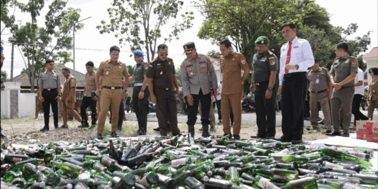 Walikota Weny Gaib Hadiri Kegiatan Pemusnahan Barang Bukti Minuman Beralkohol di Kejari Kotamobagu